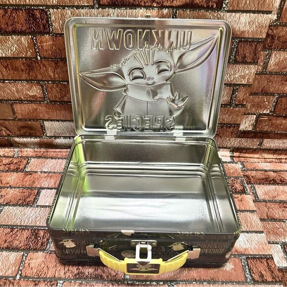 Star Wars Mandalorian The Child Yoda UNKNOWN SPECIES Box Tin - Picture 7 of 12